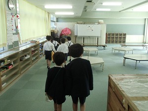 2年生が1年生をつれて,校舎内を案内している様子
