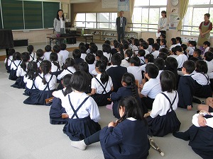 リコーダーの先生の話を聞いている子どもたちの様子