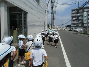 町探検でみんなで歩いている様子
