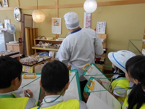 お店の商品について説明を受けているところです。 お店の商品について説明を受けているところです。