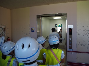 体が不自由な人のための工夫について説明を受けているところです。 体が不自由な人のための工夫について説明を受けているところです。
