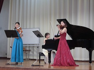 講師の方々が演奏しているところです。 講師の方々が演奏しているところです。