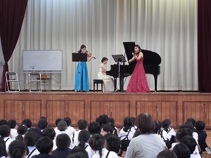 講師の方々の演奏に,子どもたちが真剣に鑑賞しているところです。 講師の方々の演奏に,子どもたちが真剣に鑑賞しているところです。
