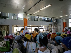 納豆の作り方について話を聞いている様子 納豆の作り方について話を聞いている様子