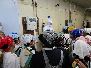 納豆を醗酵する話を聞いている様子 納豆を醗酵する話を聞いている様子