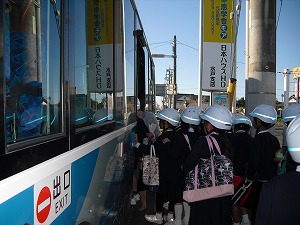 バスに乗る様子 バスに乗る様子