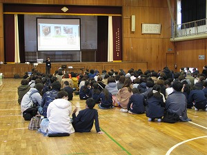 保護犬の説明をしているところ 保護犬の説明をしているところ