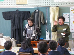 昔の衣服について話を聞いている様子 昔の衣服について話を聞いている様子