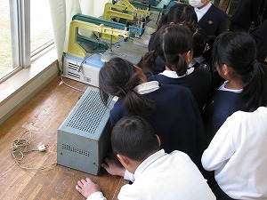 昔のラジオを触っている様子 昔のラジオを触っている様子