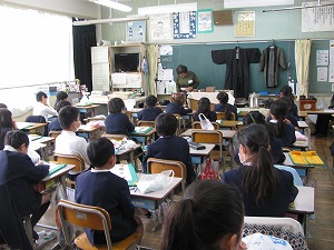 昔の衣服についての話を聞いている様子 昔の衣服についての話を聞いている様子