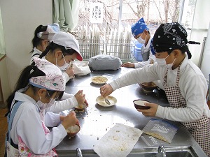 きな粉をつくっている様子 きな粉をつくっている様子