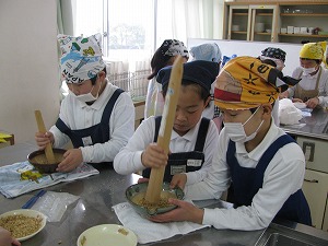 大豆を擦っている様子 大豆を擦っている様子