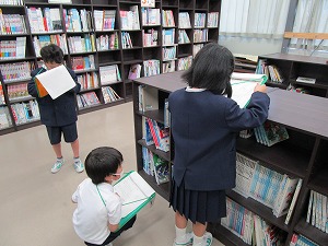 図書室での探検 図書室での探検