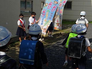 裏門のあいさつ運動の様子 裏門のあいさつ運動の様子