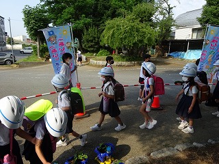 正門であいさつをする様子 正門であいさつをする様子