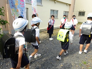 裏門であいさつをする様子
