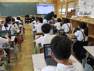 タブレットでシンボルマークを作っているところ タブレットでシンボルマークを作っているところ
