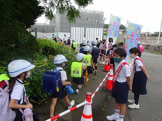 正門で元気良くあいさつをする様子 正門で元気良くあいさつをする様子