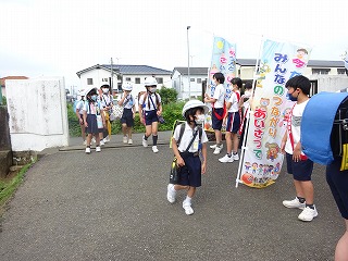 南門で明るくあいさつをする様子