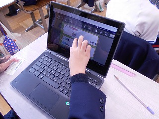 タブレットを操作する様子