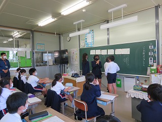 スローガンを話し合う様子