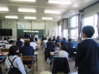 スローガンについて考えを伝える児童 スローガンについて考えを伝える児童