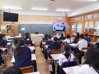 いじめ解決スローガンの発表の様子