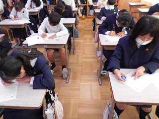 感想をまとめる児童の様子 感想をまとめる児童の様子