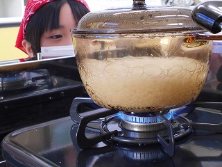 なべがふきこぼれないように見守る様子