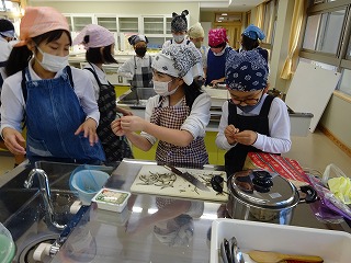 にぼしの頭とはらわたを取る様子