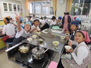 みんなで会食する様子