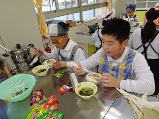 おいしく会食する様子 おいしく会食する様子