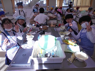 みんなで楽しく会食する様子