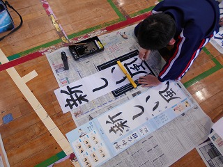 お手本を見ながら書いている様子 お手本を見ながら書いている様子