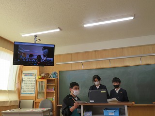 司会がインタビューしています