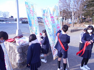 あいさつ運動の準備をする子どもたち