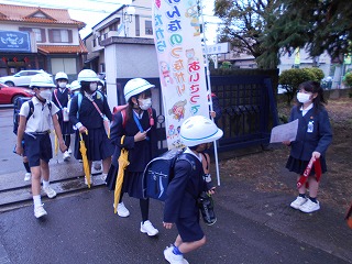正門であいさつする児童(2) 正門であいさつする児童(2)