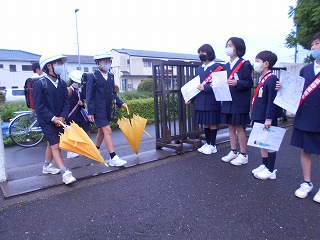 南門であいさつする児童 南門であいさつする児童
