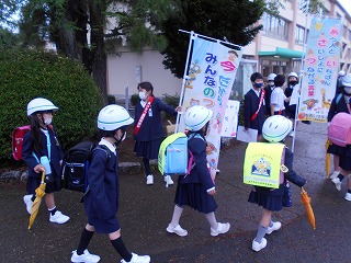 保健室前であいさつする児童 保健室前であいさつする児童