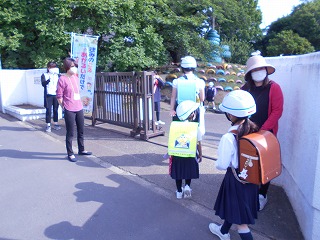 南門であいさつ運動する様子