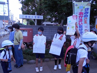 正門であいさつ運動する様子(1) 正門であいさつ運動する様子(1)