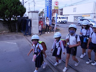 正門であいさつ運動する様子(2)