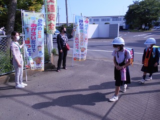 北門であいさつ運動する様子