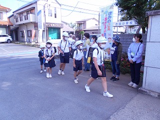 正門であいさつ運動する様子(3) 正門であいさつ運動する様子(3)