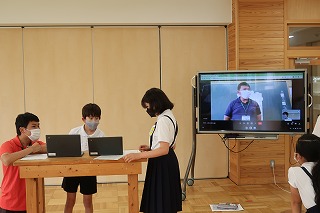 インタビューの様子 インタビューの様子