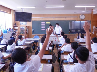 租税教室の授業で児童が率先して挙手しています