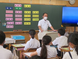 真剣に税金の話を聞いています 真剣に税金の話を聞いています