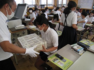 大金の重さに驚く児童(1) 大金の重さに驚く児童(1)