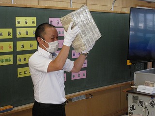1億円を児童に見せます