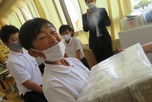 満面の笑みで大金を持ちます 満面の笑みで大金を持ちます